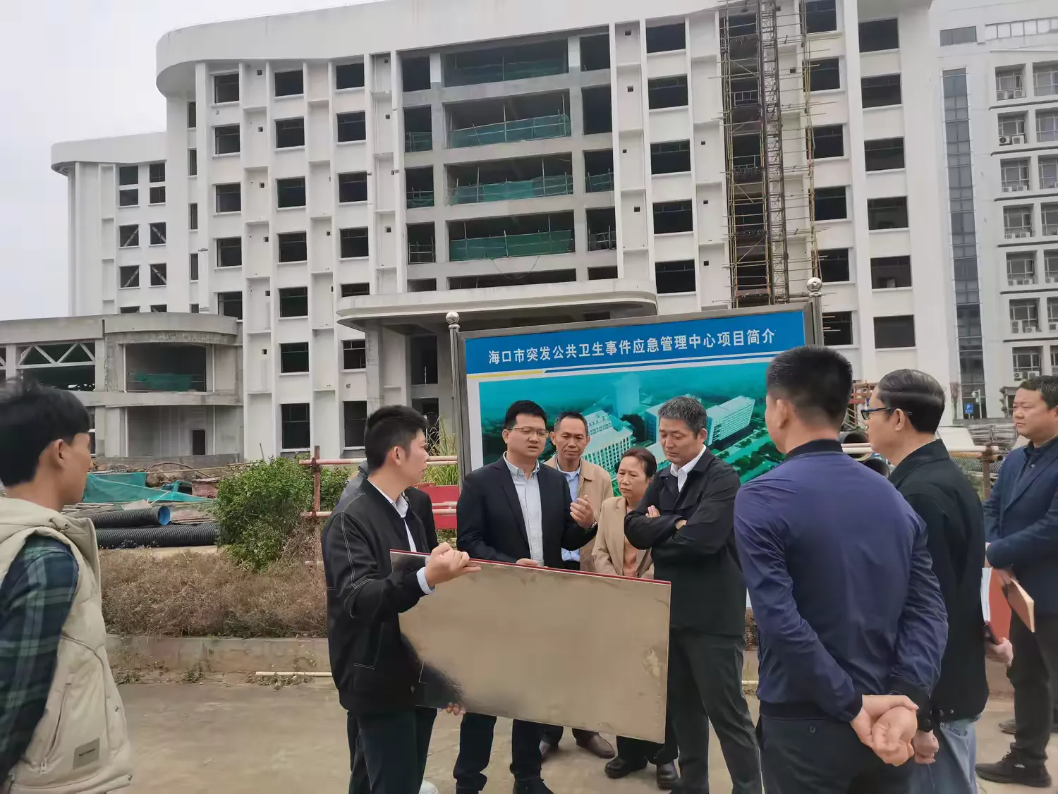 海口市衛(wèi)健委主任高新譜帶隊(duì)調(diào)研?？谑型话l(fā)衛(wèi)生公共事件應(yīng)急管理中心項(xiàng)目